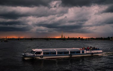Neva Nehri ve onun bentleri günbatımı