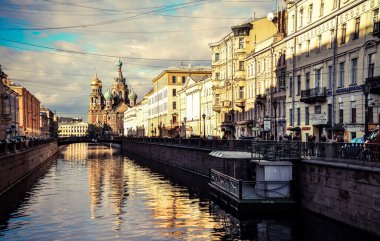 Neva Nehri ve onun bentleri günbatımı