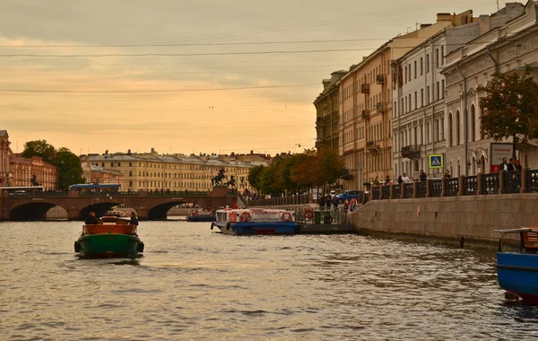 Ride folyók és csatornák a St. Petersburg mentén. Kilátás nyílik a városra, a víz — Stock Fotó