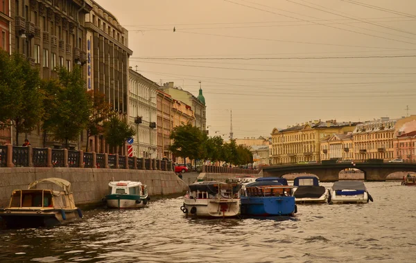 Guidare lungo i fiumi e canali di San Pietroburgo. Vista della città dall'acqua — Foto Stock