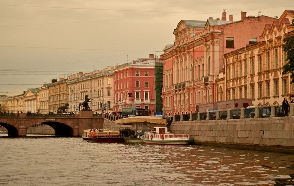 Paseo a lo largo de ríos y canales de San Petersburgo. Vista de la ciudad desde el agua — Foto de Stock