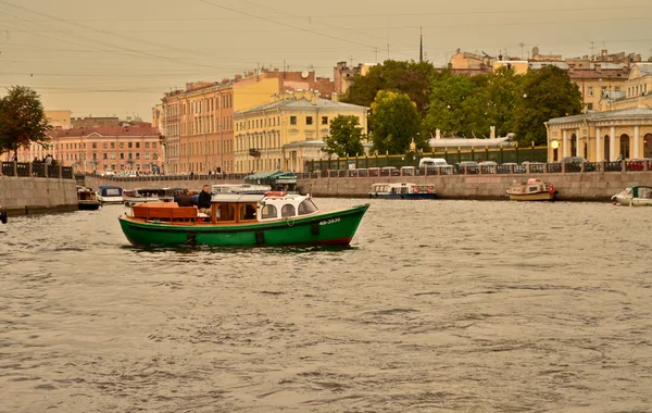 Jazdy wzdłuż rzek i kanałów w Sankt Petersburgu. Widok na miasto z wody — Zdjęcie stockowe