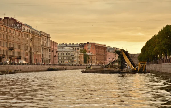 サンクトペテルブルクの河岸に沿って乗る。水からの街の眺め — ストック写真