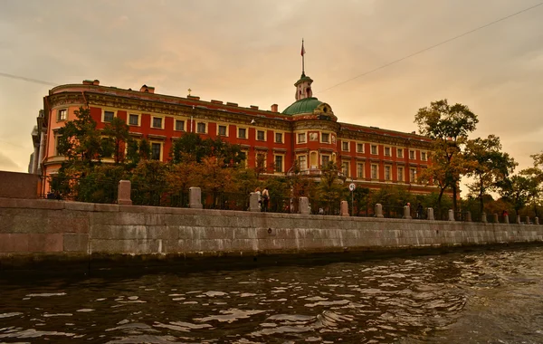 Paseo a lo largo de ríos y canales de San Petersburgo. Vista de la ciudad desde el agua —  Fotos de Stock