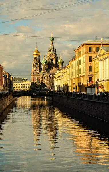 Couchers de soleil sur la rivière Neva et sur ses remblais — Photo