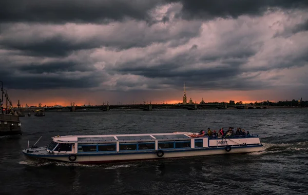 Solnedgångarna över floden Neva och dess vattendrag — Stockfoto