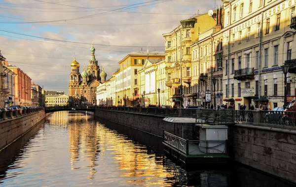 Las puestas de sol sobre el río Neva y sobre sus terraplenes — Foto de Stock