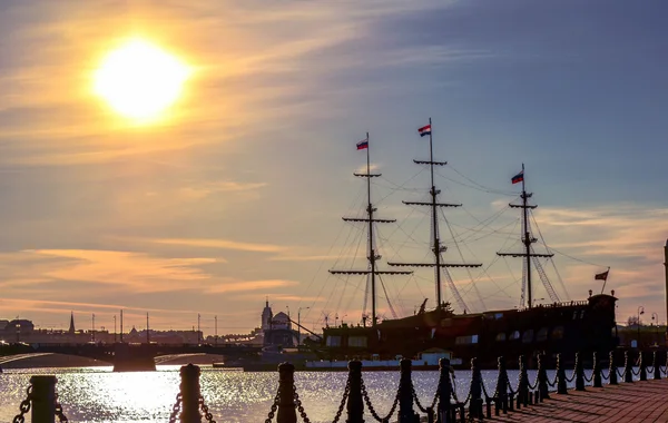 O pôr do sol sobre o rio Neva e em seus aterros — Fotografia de Stock