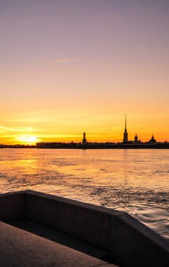 Neva Nehri ve onun bentleri günbatımı