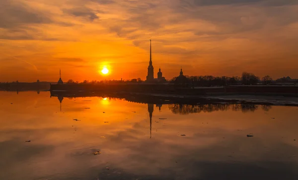 O pôr do sol sobre o rio Neva e em seus aterros — Fotografia de Stock