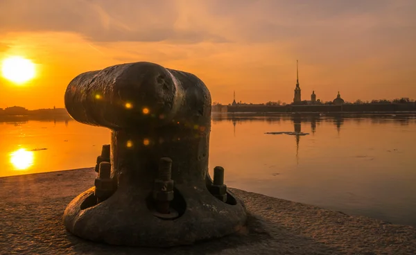 Couchers de soleil sur la rivière Neva et sur ses remblais — Photo