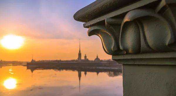 Couchers de soleil sur la rivière Neva et sur ses remblais — Photo