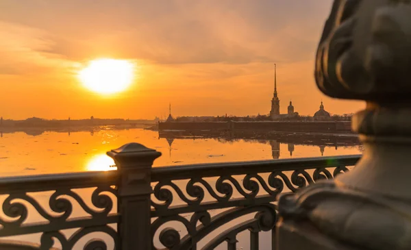 Couchers de soleil sur la rivière Neva et sur ses remblais — Photo