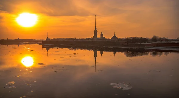 De zonsondergangen over de rivier de Neva en op de taluds — Stockfoto