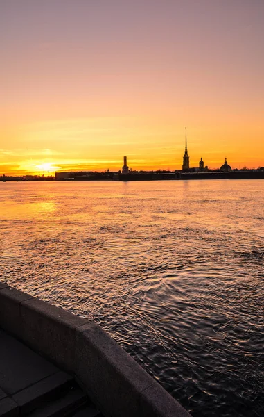Las puestas de sol sobre el río Neva y sobre sus terraplenes —  Fotos de Stock