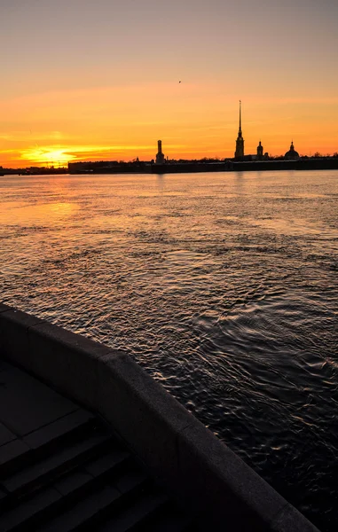 Solnedgångarna över floden Neva och dess vattendrag — Stockfoto