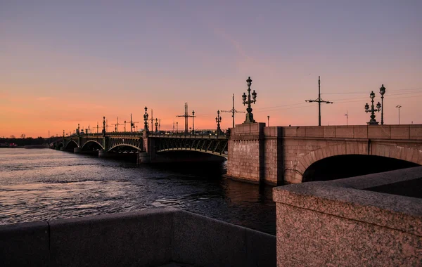 ネヴァ川の上や、堤防の夕日 — ストック写真