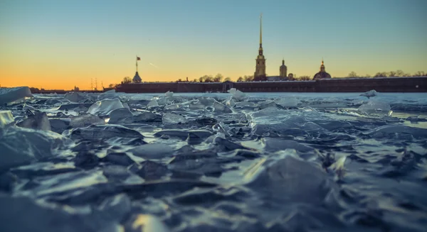 Wintertijd in de besneeuwde Saint Petersburg — Stockfoto