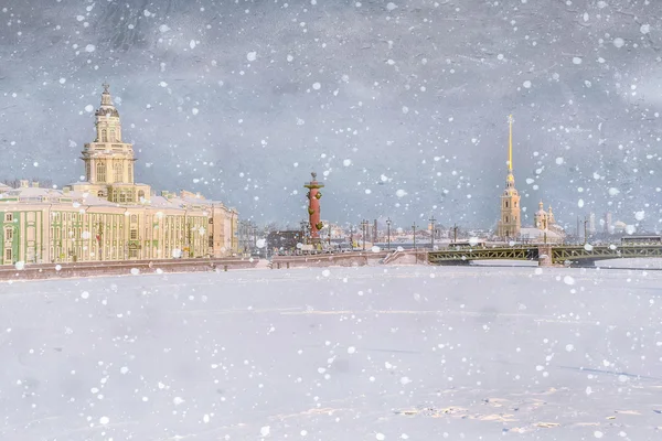 Wintertijd in de besneeuwde Saint Petersburg — Stockfoto