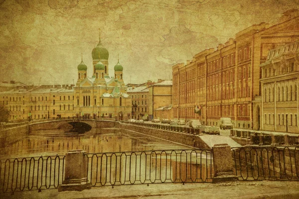 Hiver sur les remblais enneigés et pont le centre historique de Saint-Pétersbourg — Photo