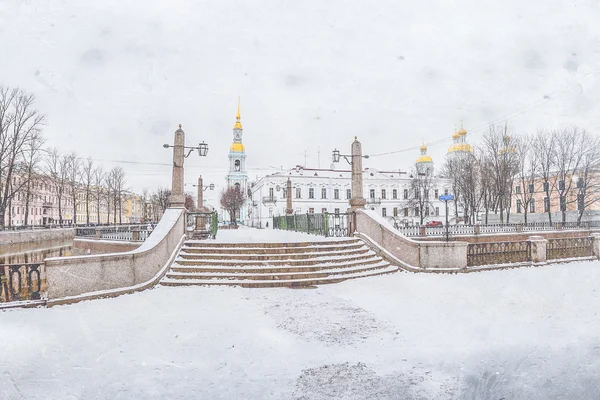 Χειμώνα στο χιονισμένο επιχωμάτων και γέφυρα στο ιστορικό κέντρο της Αγίας Πετρούπολης — Φωτογραφία Αρχείου