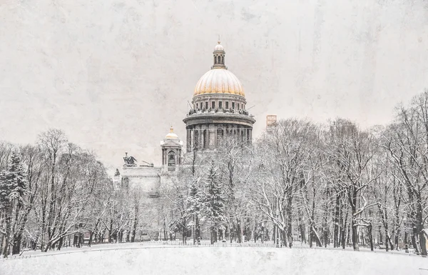 Χειμώνα στο χιονισμένο επιχωμάτων και γέφυρα στο ιστορικό κέντρο της Αγίας Πετρούπολης — Φωτογραφία Αρχείου