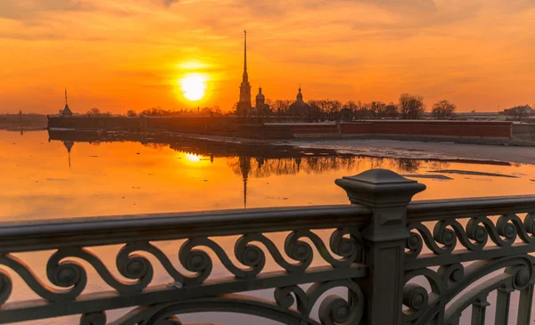 De zonsondergangen over de rivier de Neva en op de taluds Rechtenvrije Stockafbeeldingen