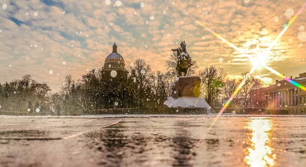 Hiver sur les remblais enneigés et pont le centre historique de Saint-Pétersbourg — Photo