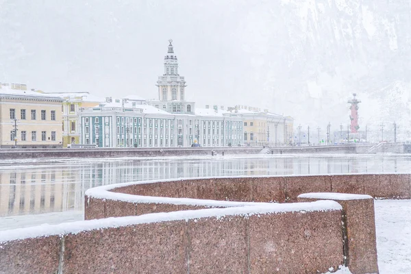 Winter op besneeuwde taluds en brug van het historische centrum van Sint-Petersburg Rechtenvrije Stockafbeeldingen