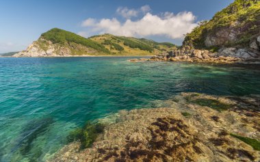 Deniz, kayalar ve dağlar