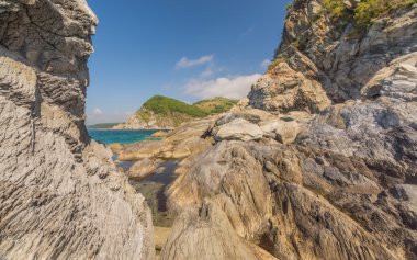 Deniz, kayalar ve dağlar