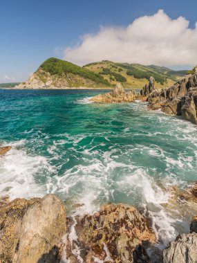 Deniz, kayalar ve dağlar