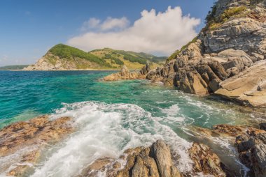 Deniz, kayalar ve dağlar