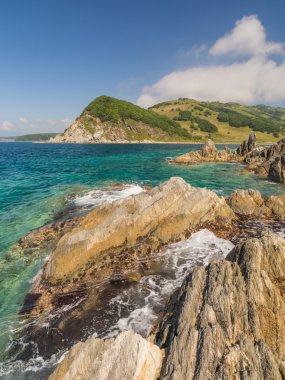 Deniz, kayalar ve dağlar