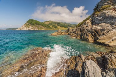 Deniz, kayalar ve dağlar