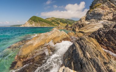 Deniz, kayalar ve dağlar