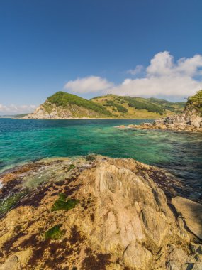Deniz, kayalar ve dağlar