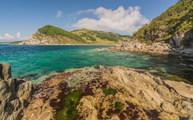 Deniz, kayalar ve dağlar