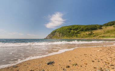 Deniz, kayalar ve dağlar