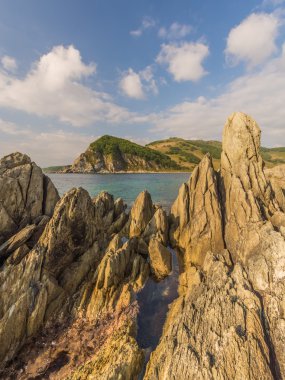 Deniz, kayalar ve dağlar