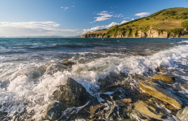 Deniz, kayalar ve dağlar
