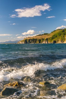 Deniz, kayalar ve dağlar