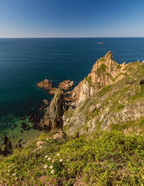 Deniz, kayalar ve dağlar