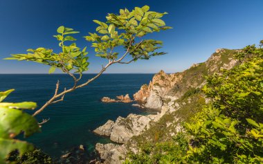 Deniz, kayalar ve dağlar