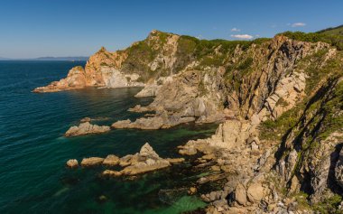 Deniz, kayalar ve dağlar