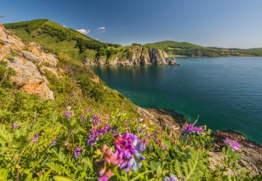 Deniz, kayalar ve dağlar