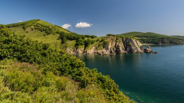 Deniz, kayalar ve dağlar
