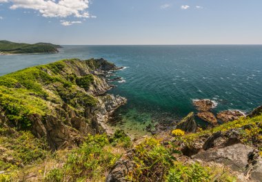 Deniz, kayalar ve dağlar