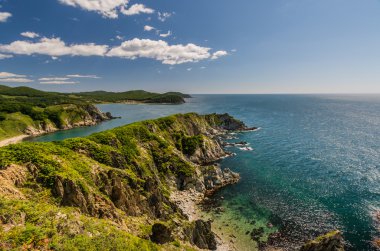 Deniz, kayalar ve dağlar