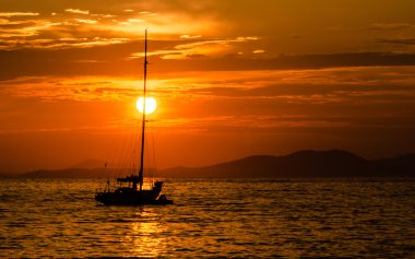 Japon deniz ve kayalıklarla